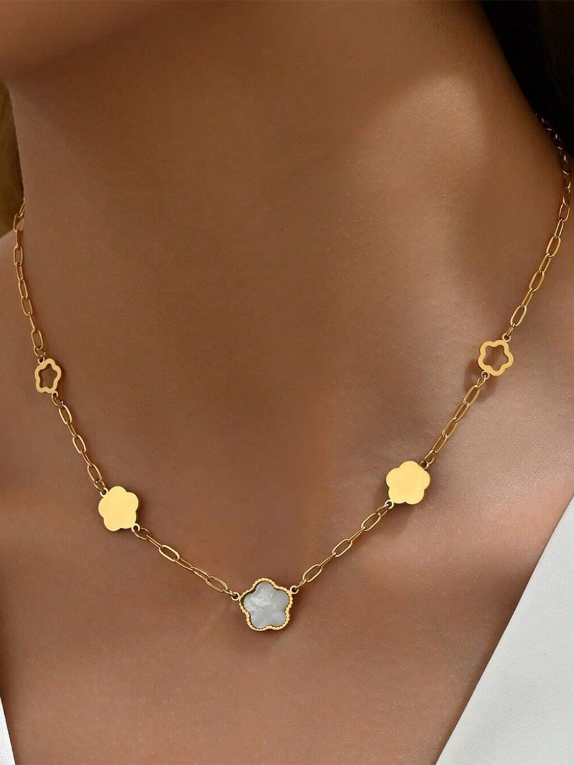 White Mother-Of-Pearl Flower Necklace
